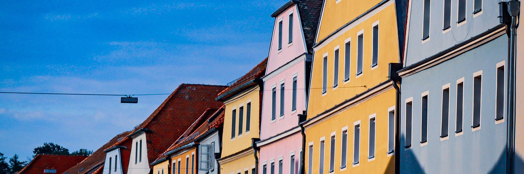 Helle historische Häuserzeile in einer bayerischen Stadt