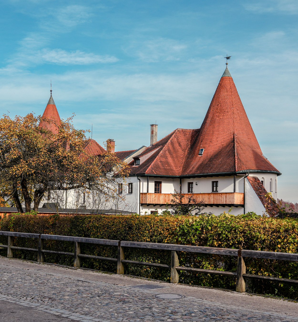 Charaktervolles Haus mit roten Dächern in bayerischer Umgebung